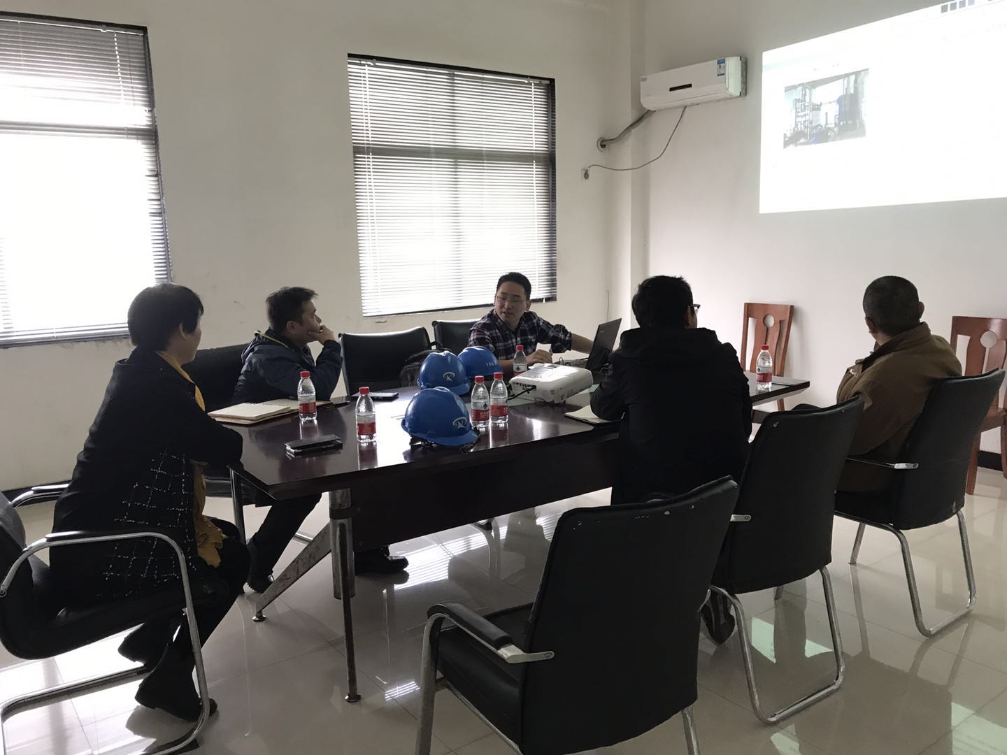 神華集團(tuán)低碳所博士一行到焦作萬(wàn)方項(xiàng)目部考察參觀